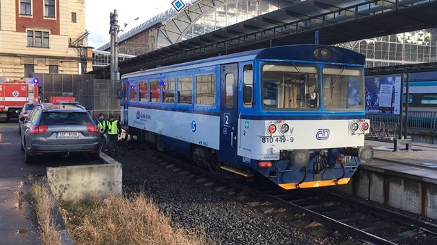 Na hlavnm ndra v Praze nedobrzdil osobn vlak, dva lid se zranili (15.12.2017)