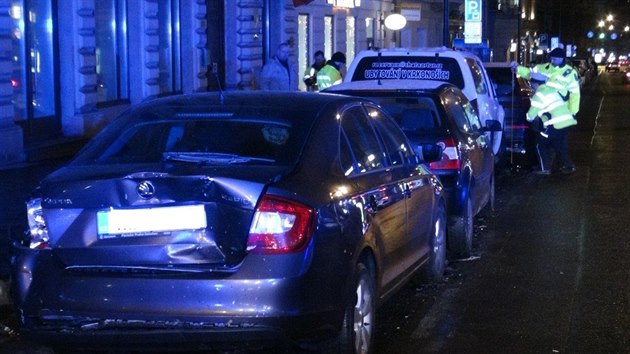 Opilý řidič naboural v Praze do pěti zaparkovaných aut (17. prosince 2017).
