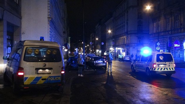 Opilý řidič naboural v Praze do pěti zaparkovaných aut (17. prosince 2017).