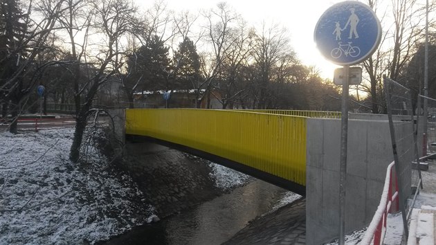 Nová lávka pro pěší a cyklisty přes říčku Botič v Praze 10