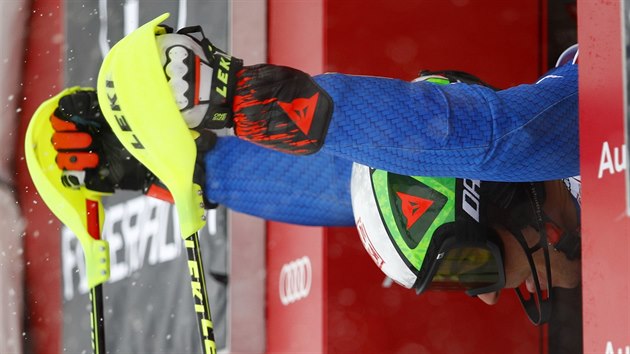 Stefano Gross na startu slalomu ve Val dIsere.