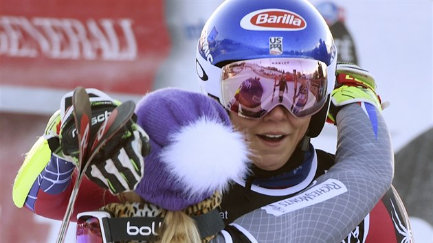Mikaela Shiffrinov pijm gratulace k vtzstv v obm slalomu v Courchevelu od v poad druh Tessy Worleyov.