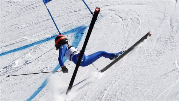 Federica Brignoneov krkolomn pad v obm slalomu v Courchevelu.
