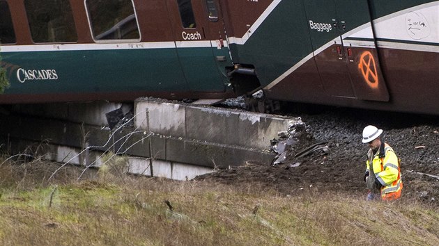 Ve stt Washington u msta DuPontt vykolejil vlak. (19. 12. 2017)