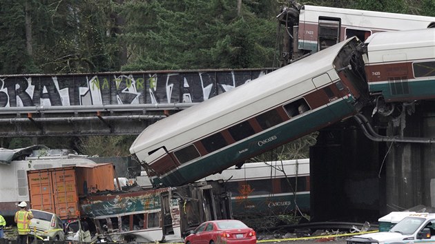 Ve stt Washington u msta DuPontt vykolejil vlak. Jeden z vagon se ztil z mostu na dlnici. (19. 12. 2017)