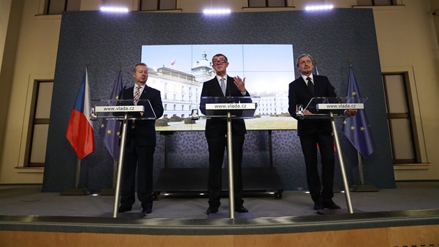 Andrej Babiš s oběma místopředsedy na brífinku po prvním jednání vlády (13. prosince 2017)