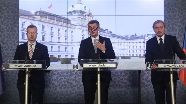 Andrej Babiš s oběma místopředsedy na brífinku po prvním jednání vlády (13. prosince 2017)