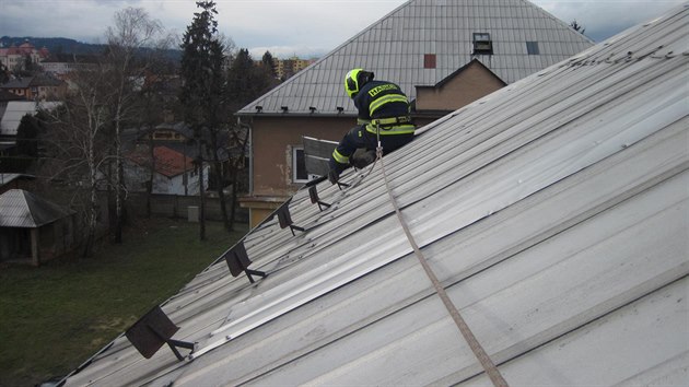 Na nkolika mstech Zlnskho kraje siln vtr pokodil stechy rodinnch dom.