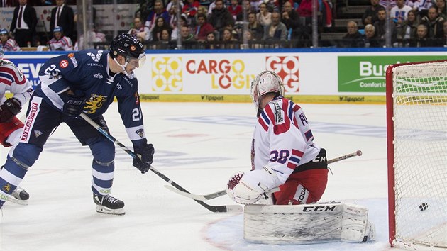 Finský hokejista Joonas Kemppainen překonává českého brankáře Dominika Furcha.