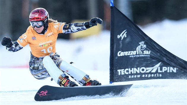 esk snowboardistka Ester Ledeck na trati paralelnho obho slalomu v Carezze.