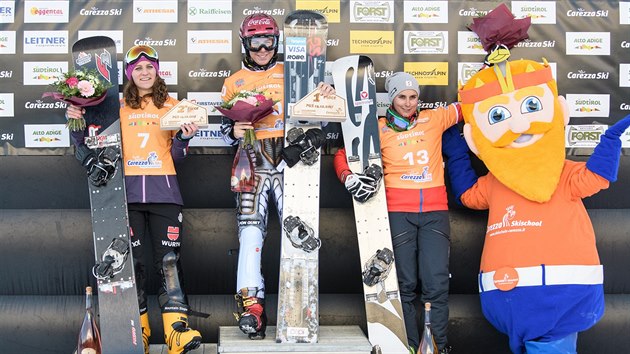 esk snowboardistka Ester Ledeck  (uprosted) po triumfu v paralelnm obm slalomu v Carezze.