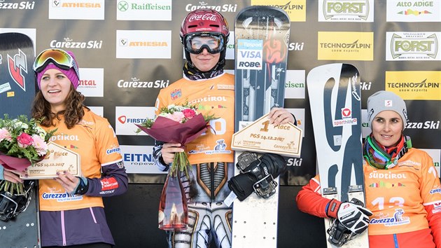 Česká snowboardistka Ester Ledecká (uprostřed)   po triumfu v paralelním obřím slalomu v Carezze.