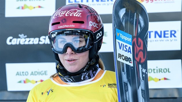 esk snowboardistka Ester Ledeck  po triumfu v paralelnm obm slalomu v Carezze.