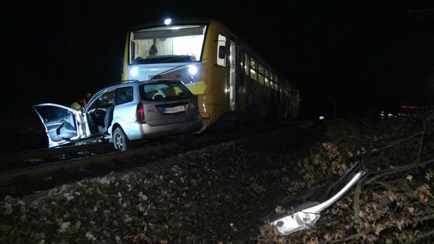 V Kladn-Vrapicch se srazilo auto s vlakem, pro idie letl vrtulnk. (12.12.2017)