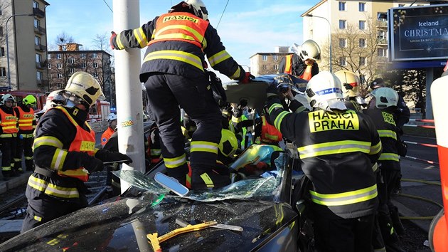 V praskm Hloubtn se srazila tramvaj s autem. (13.12.2017)