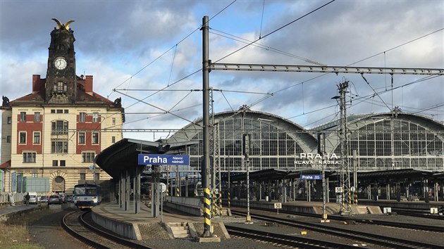 Na hlavnm ndra v Praze nedobrzdil osobn vlak, dva lid se zranili (15.12.2017)