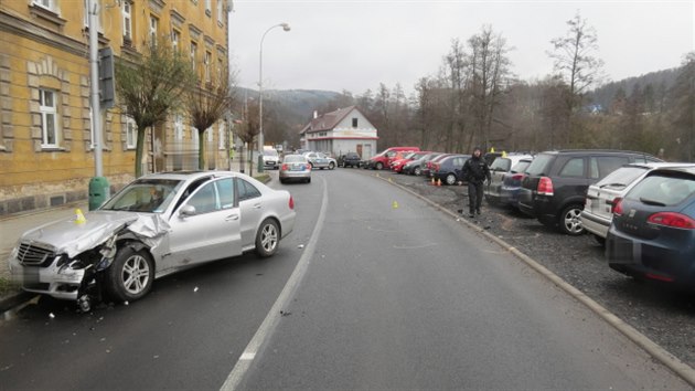 Celkov pohled na msto nehody, vlevo pokozen Mercedes tyiaticetilet eny, kter dostala smyk a nabourala vozidla odstaven na trkovm parkoviti v Ndran ulici v Lokti.