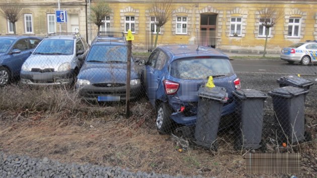 Pohled na pokozen auta. ena dostala smyk a nabourala vozidla odstaven na trkovm parkoviti v Ndran ulici v Lokti.
