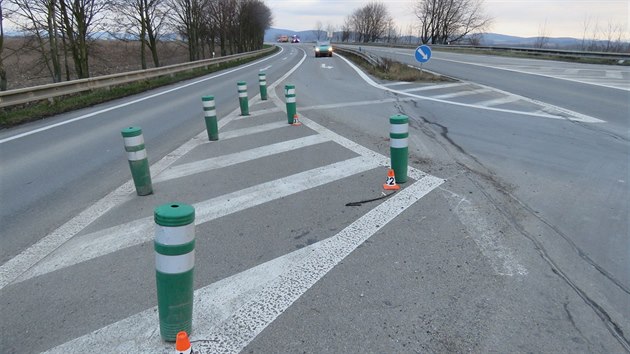 �idi� ujel po d�lnici D35 a silnici I/44 celkem 16 kilometr� v protism�ru, p�i snaze ujet policii pak naboural v k�i�ovatce na konci Mohelnice do sm�rov�ch sloupk�.