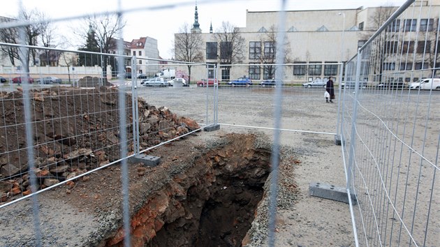 Lid v Prostjov pili bhem pedvnonho ruchu o velkou parkovac plochu, kterou uzavela spolenost Manthellan pro ppravn prce archeologickho przkumu.