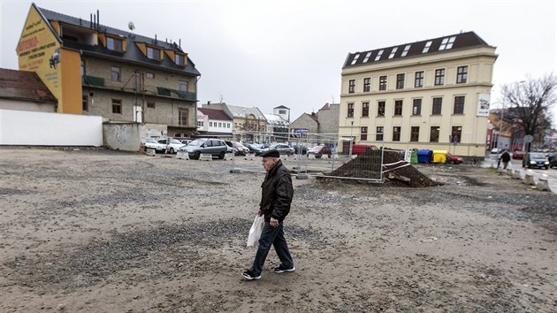 Lid v Prostjov pili bhem pedvnonho ruchu o velkou parkovac plochu, kterou uzavela spolenost Manthellan pro ppravn prce archeologickho przkumu.