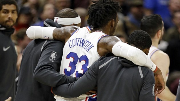 Robert Covington z Philadelphie se zranil v z�pase s Clevelandem.
