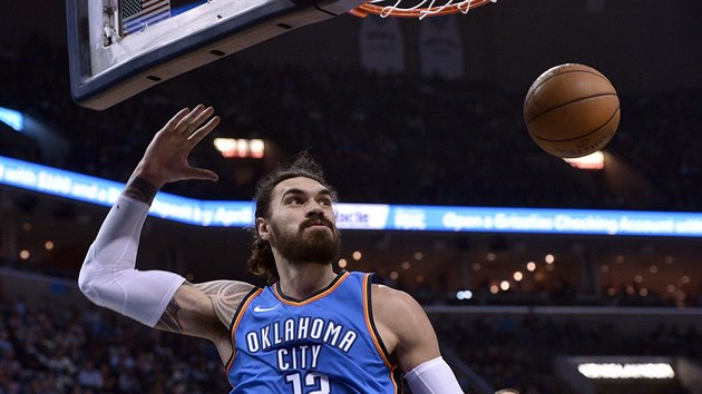 Steven Adams z Oklahoma City zasmeoval proti Memphisu.