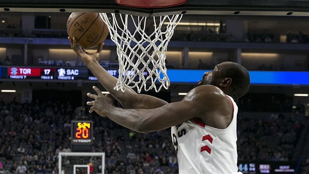 Serge Ibaka z Toronta zakonuje proti Sacramentu.