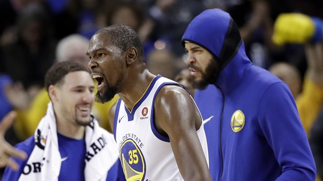 Klay Thompson, Kevin Durant a JaVale McGee (zleva) jsou spokojeni s hrou Golden State,