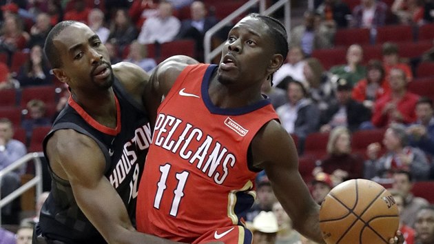 Jrue Holiday (vpravo) z New Orleans v souboji s Lucem Richardem Mbah a Moutem z Houstonu.