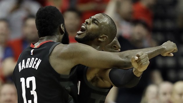 James Harden (vlevo) a Chris Paul se raduj, jejich Houston pevzal kontrolu nad zpasem s New Orleans.