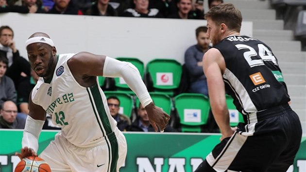 Johan Passave-Ducteil (vlevo) z Nanterre obchz Borise Barae z Nymburka.