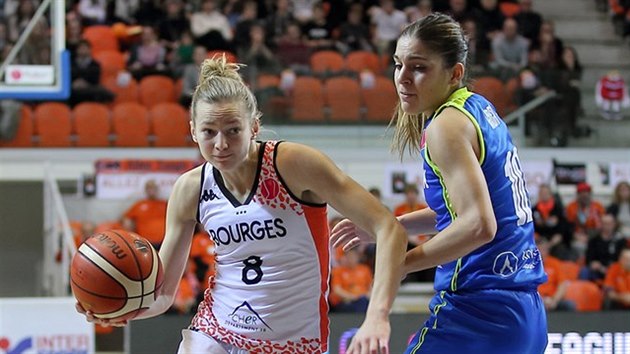 Marine Johannesov (vlevo) z Bourges si poradila s Martou Xargayovou z USK Praha.