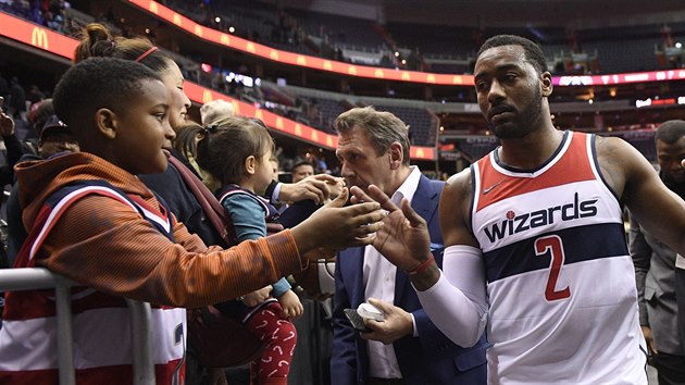 John Wall z Washingtonu se na cest do aten zdrav s malm fanoukem.