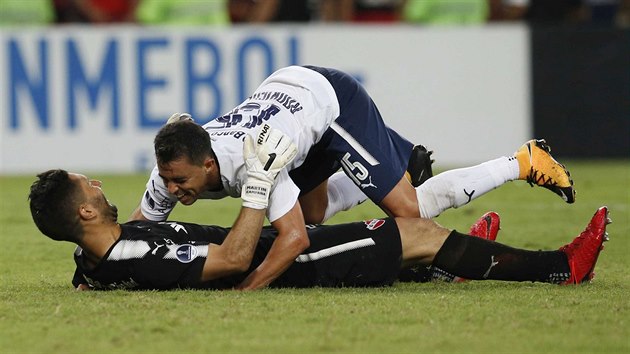 Diego Rodriguez (nahoe) a Damian Albil z argentinskho Independiente oslavuj zisk Jihoamerickho pohru.
