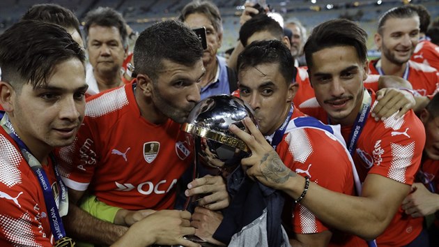 Fotbalist argentinskho Independiente oslavuj zisk Jihoamerickho pohru.