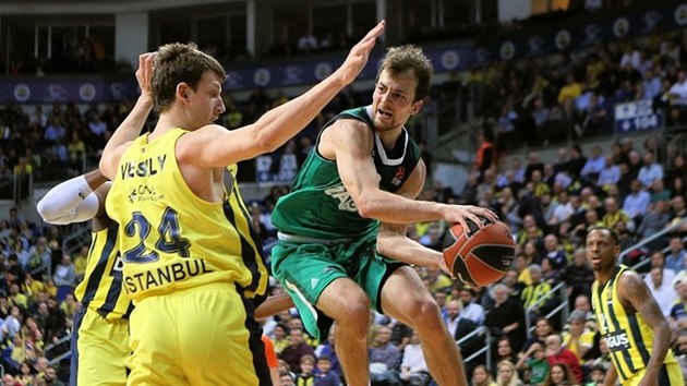 Jan Vesel� (vlevo) z Fenerbahce Istanbul se pokou�� zastavit Kevina Pangose ze �algirisu Kaunas.