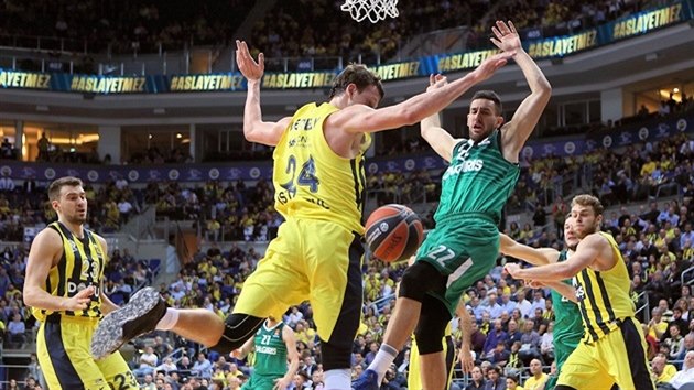 Jan Vesel (druh zleva) z Fenerbahce Istanbul se pokou zastavit Vasilijeho Micie ze algirisu Kaunas.