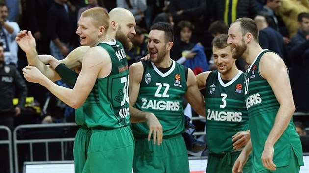 Basketbalist� �algirisu Kaunas slav� v�hru nad Fenerbahce. Zleva Aaron White, Antanas Kavaliauskas, Vasilije Mici�, Kevin Pangos a Arturas Milaknis.