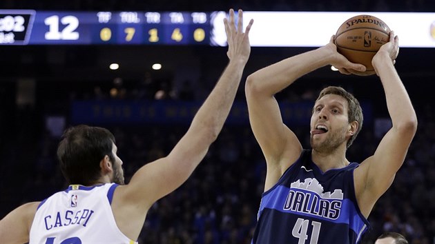 Omri Casspi (vlevo) z Golden State brn Dirka Nowitzkho z Dallasu.