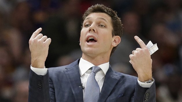 Luke Walton usmruje hre LA Lakers.