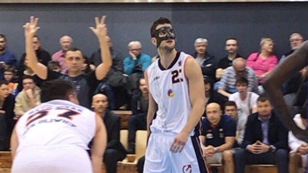 Luk Palyza v utkn polsk ligy v dresu Gliwic a s maskou, kter chrn jeho obliej.