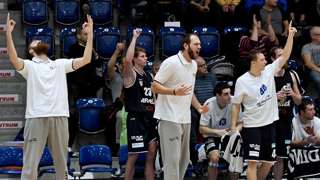 Dnt basketbalist oslavuj trefu svch spoluhr. Zleva Jakub Krakovi, Luk Baant, Jakub Houka, Luk Fetr a Robert Landa.