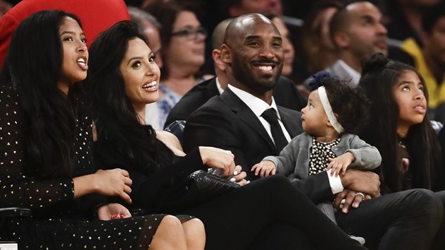 Kobe Bryant a jeho rodina pi rozluce LA Lakers s sly 8 a 24.