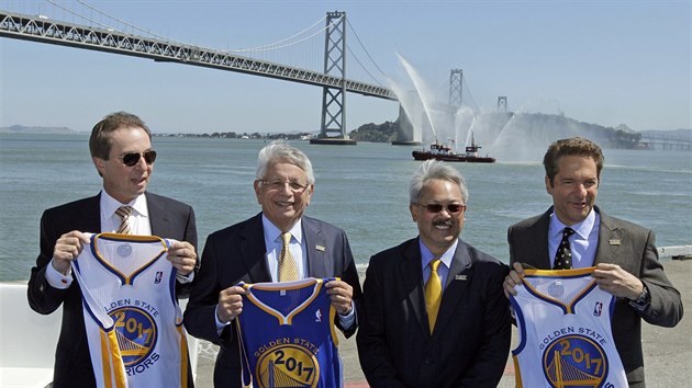 Golden State Warriors oznamují svůj přesun z Oaklandu do San Franciska. Zleva majitel klubu Joe Lacob, tehdejší komisionář NBA David Stern, Ed Lee, tehdejší starosta San Franciska, a klubový majitel Peter Guber.
