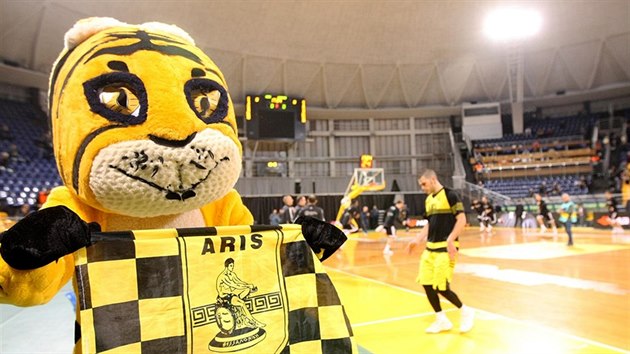 Maskot Arisu Solu� p�ed z�pasem Ligy mistr� s Nymburkem.