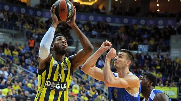 Jason Thompson (vlevo) z Fenerbahce se sna zakonit pes Nemanju Dangubie z Crven zvezdy.