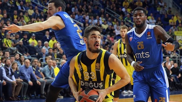 Nikola Kalini� (uprost�ed) z Fenerbahce pod tlakem Taylora Rochestieho (vlevo) z Crven� zvezdy. Sleduje je Mathias Lessort.