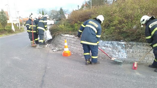 Hasii likviduj pozstatky po nehod autobusu na kruhovm objezdu (14.12.2017).