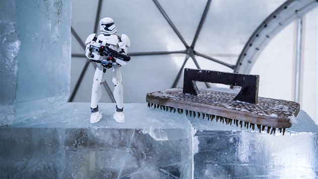 V klimatizované kupoli nad Špindlerovým Mlýnem tvoří řezbáři ledové sochy z Hvězdných válek.